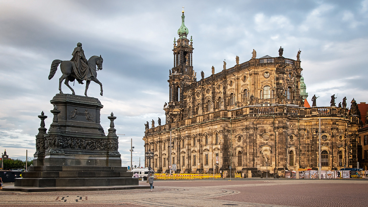 Hofkirche und König-Johann-Denkmal am Theaterplatz