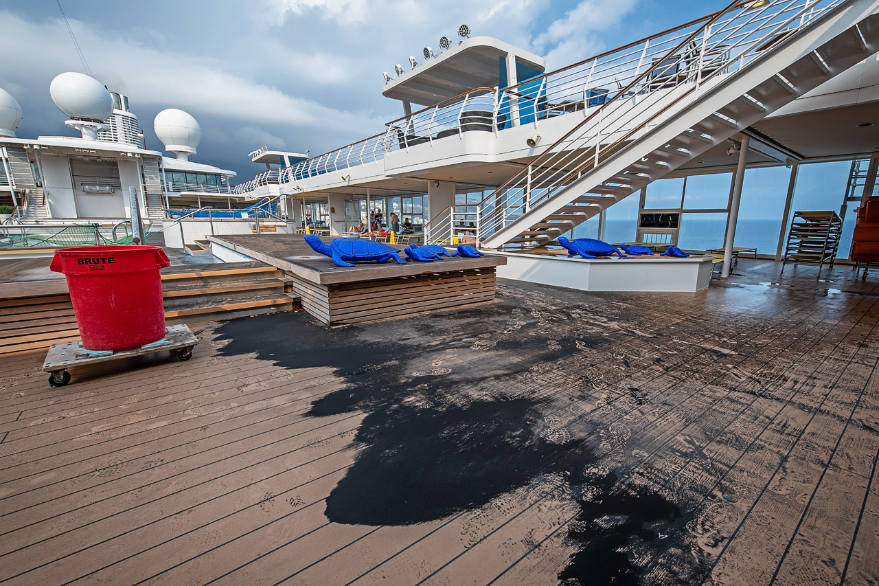 Asche auf dem Pooldeck