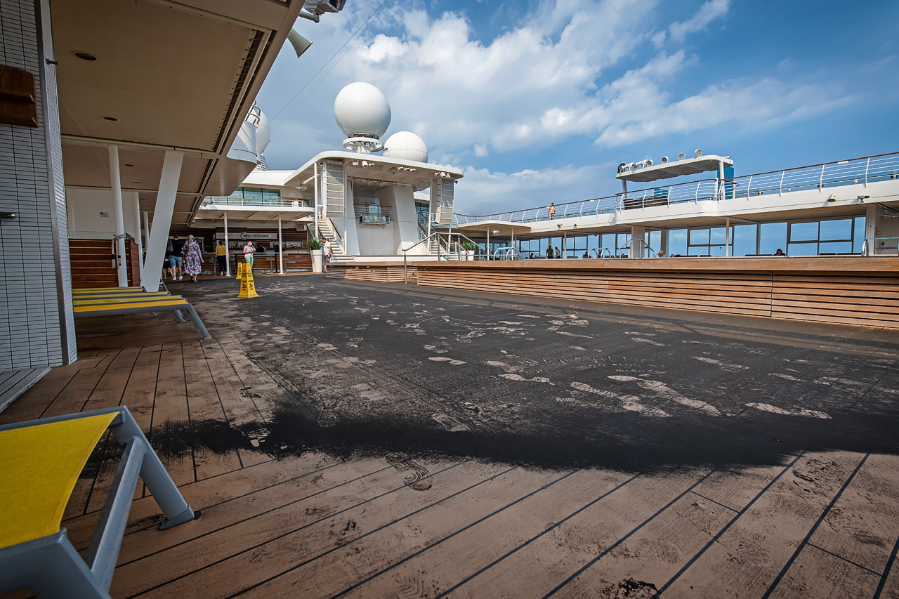 Asche auf dem Pooldeck