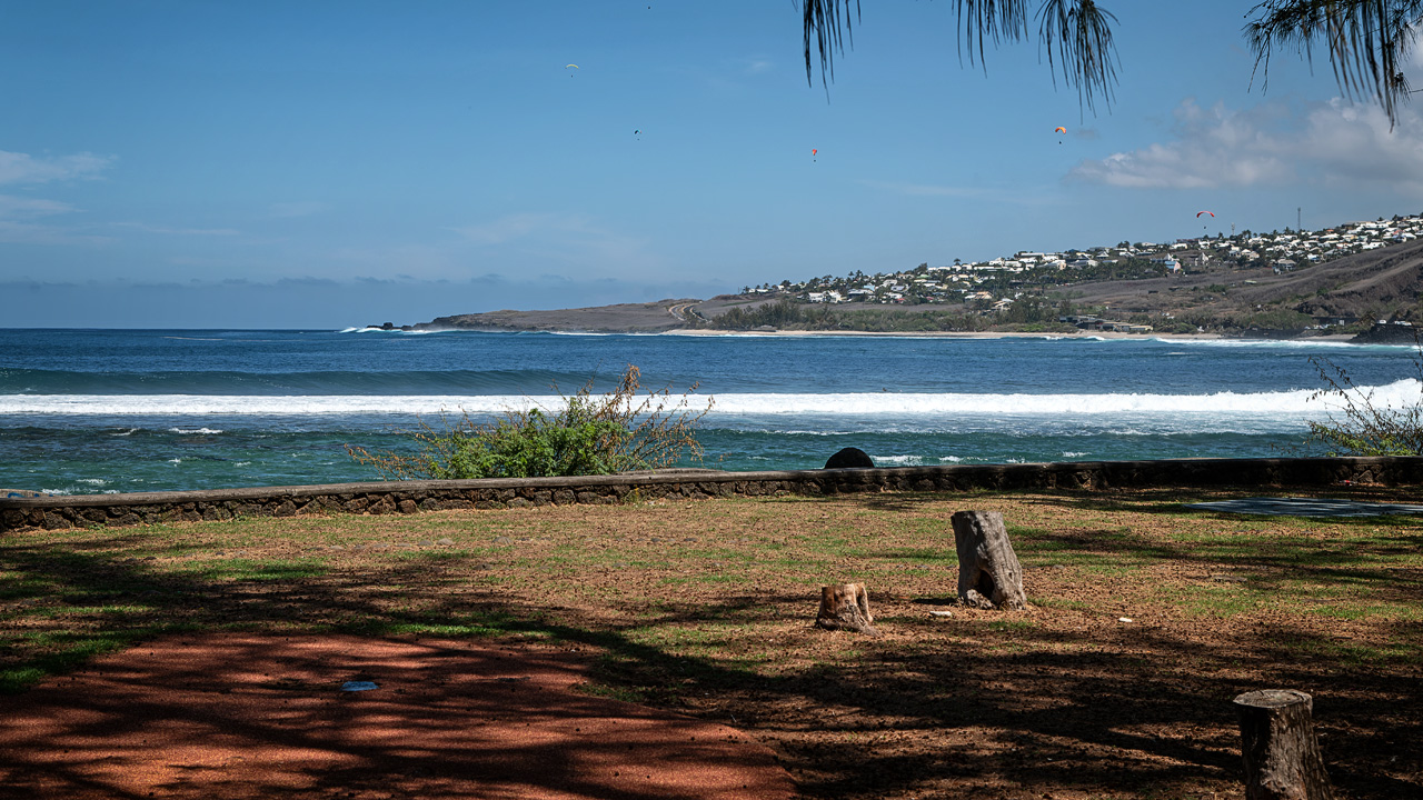 Strand mit Paragleitern