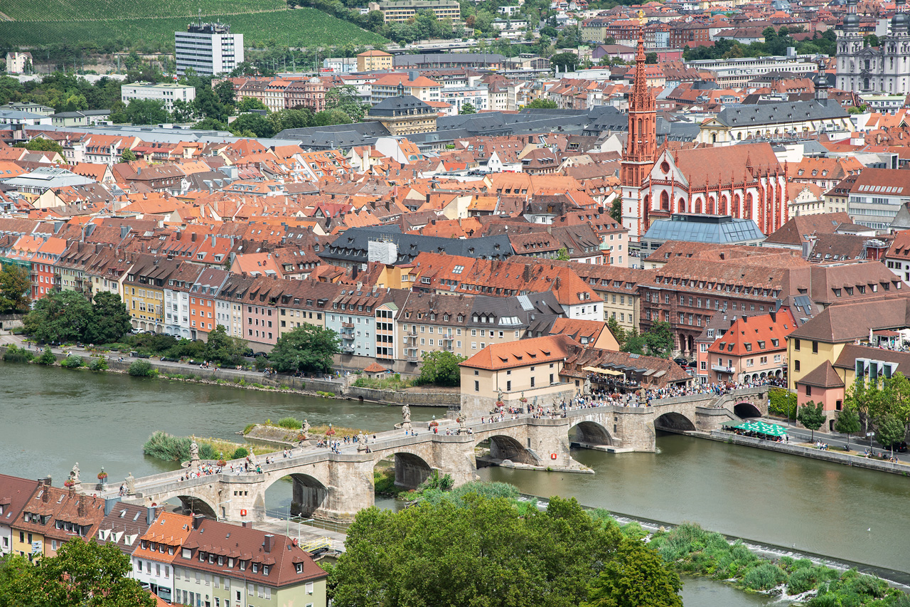 Blick von der Festung auf die alte Mainbrücke