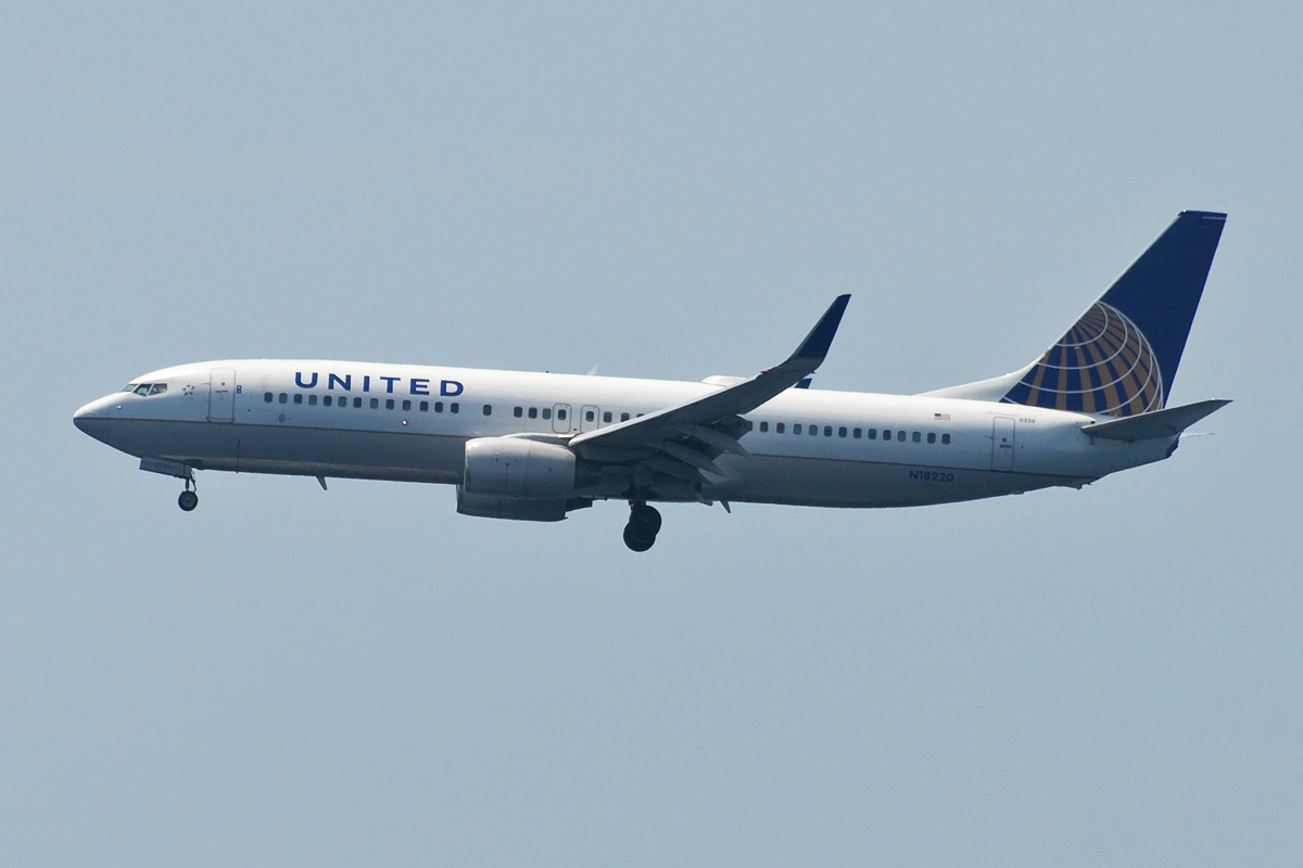 N18220 United Airlines Boeing 737-800