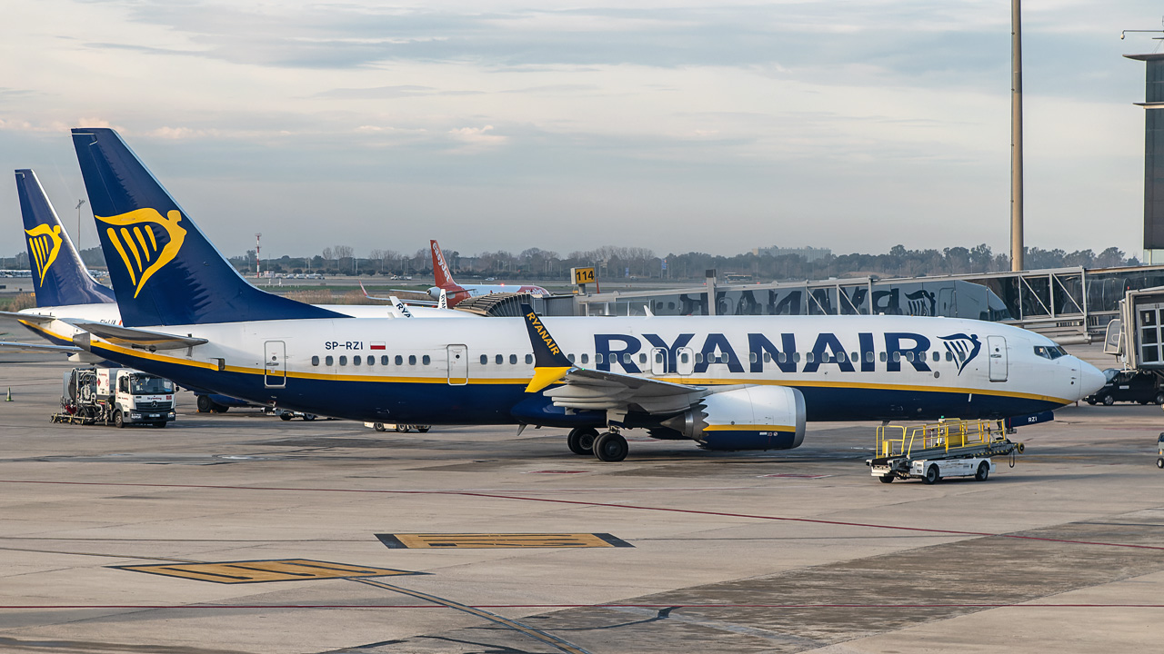 SP-RZI Buzz (Ryanair) Boeing 737 MAX 8-200