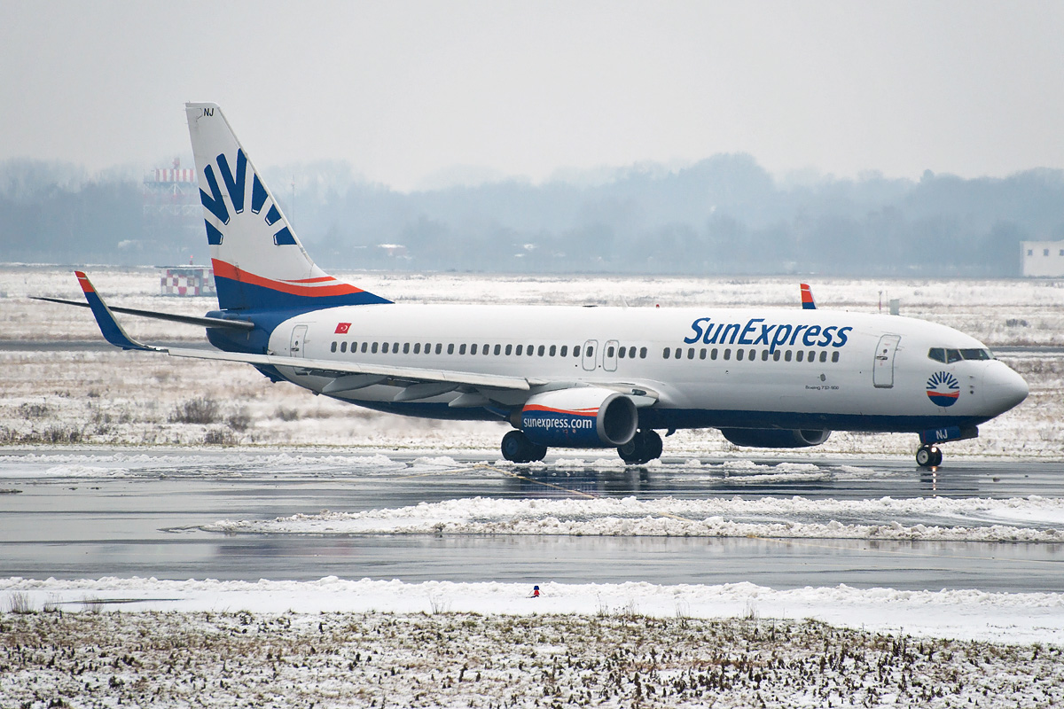 TC-SNJ SunExpress Boeing 737-800