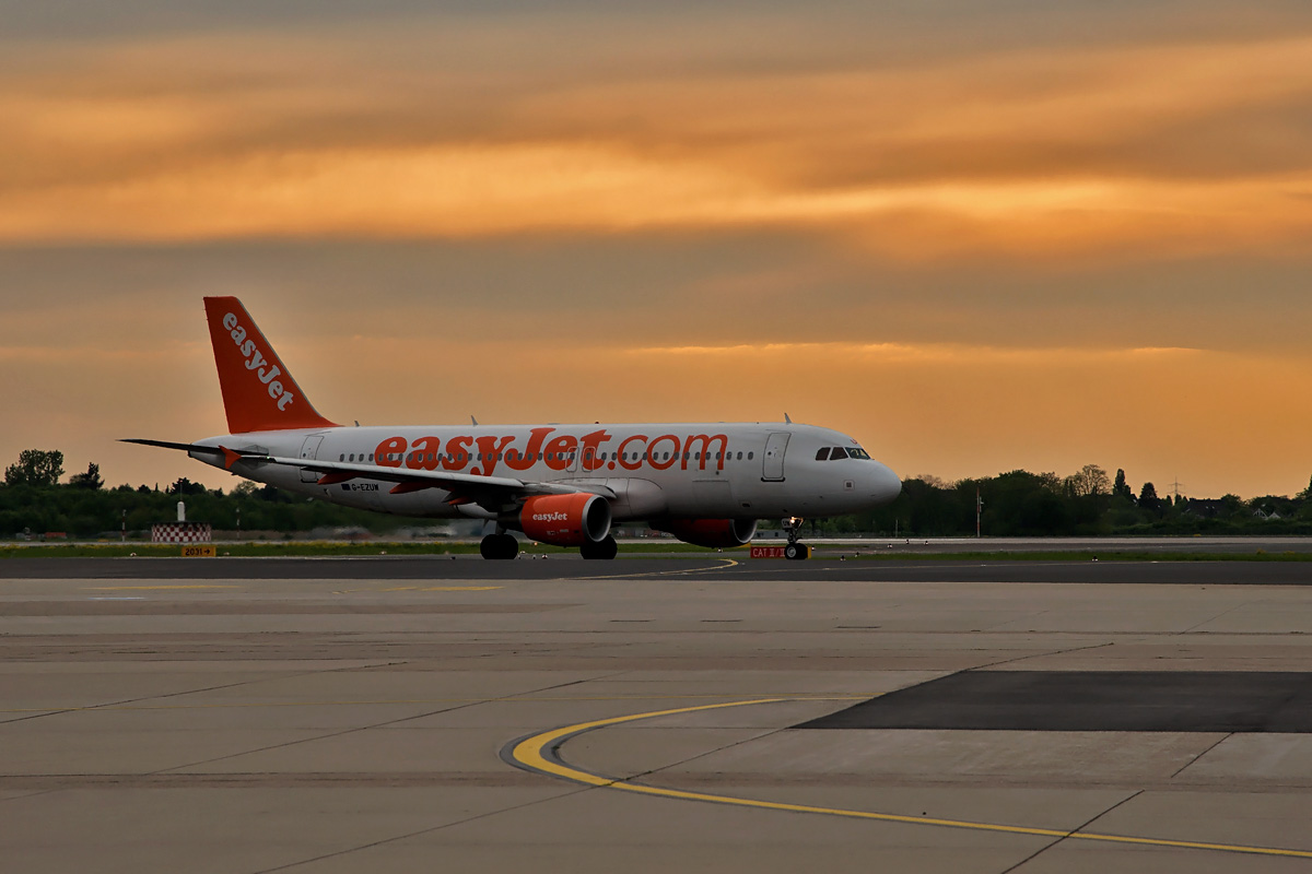 G-EZUW easyJet Airbus A320-200