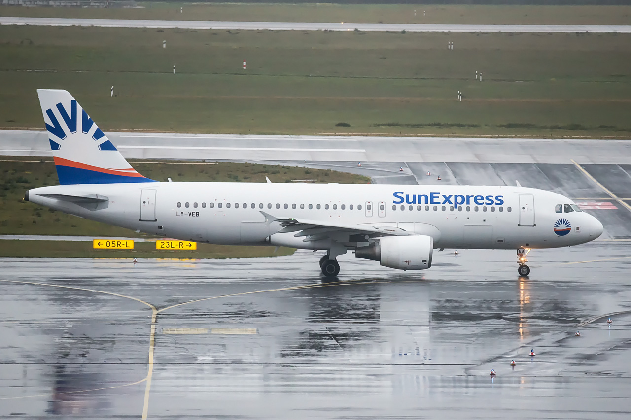 LY-VEB SunExpress (Avion Express) Airbus A320-200