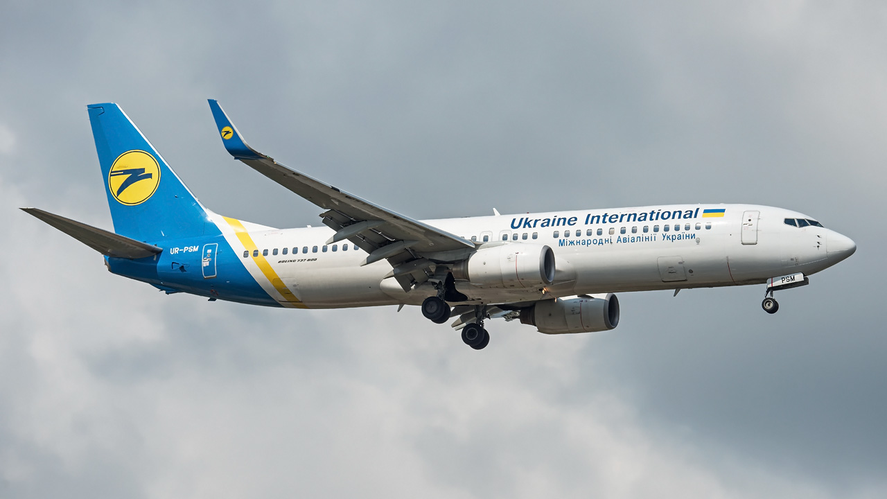 UR-PSM Ukraine International Boeing 737-800
