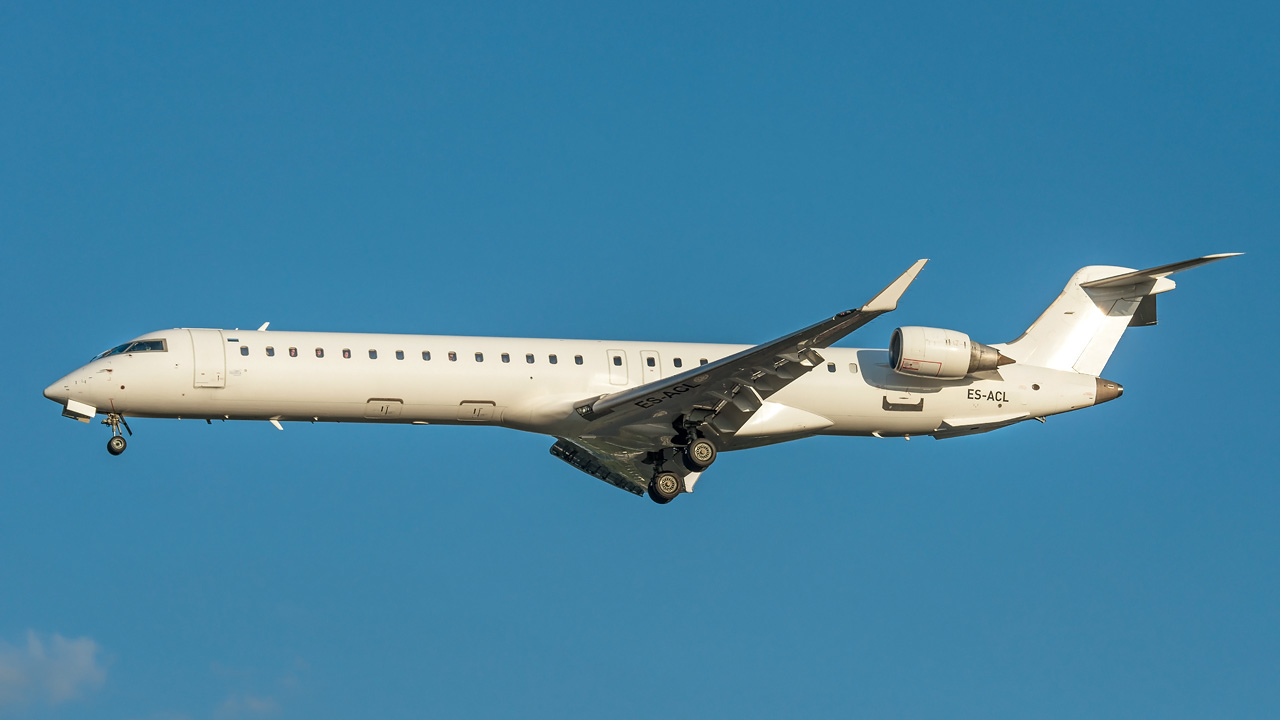 ES-ACL Nordica Canadair CRJ900