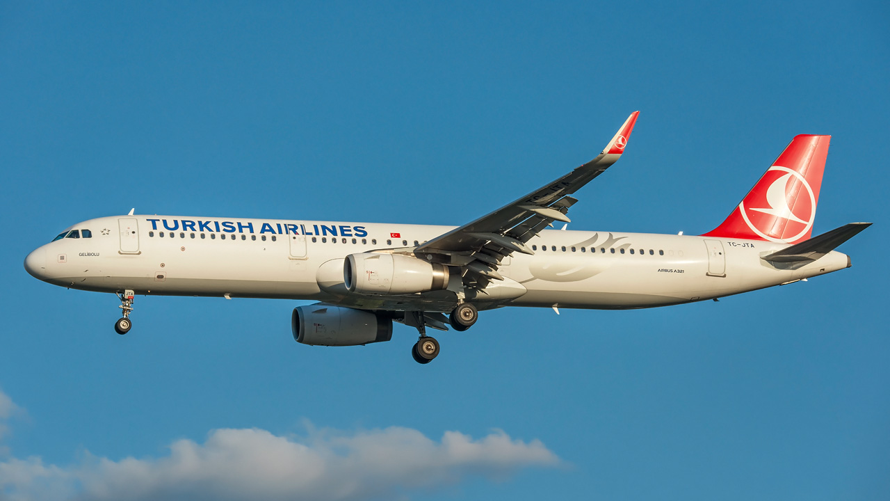 TC-JTA Turkish Airlines Airbus A321-200/S
