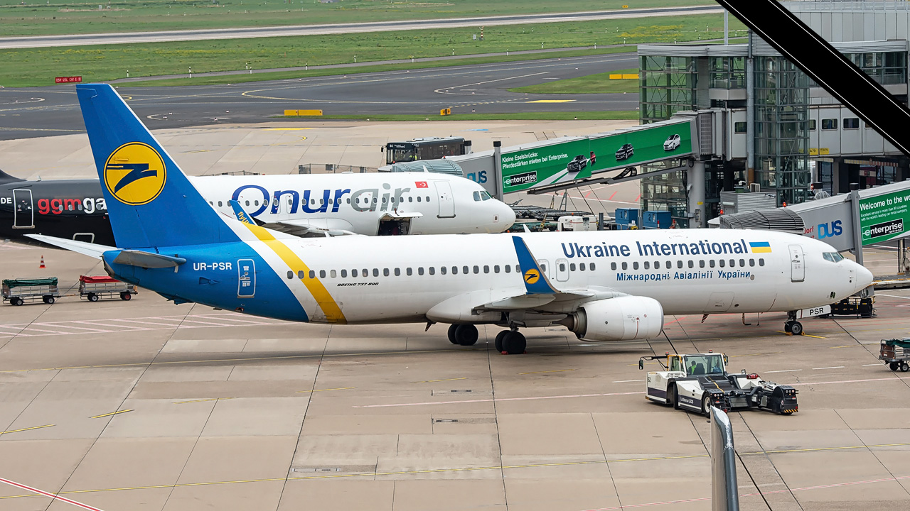 UR-PSR Ukraine International Boeing 737-800