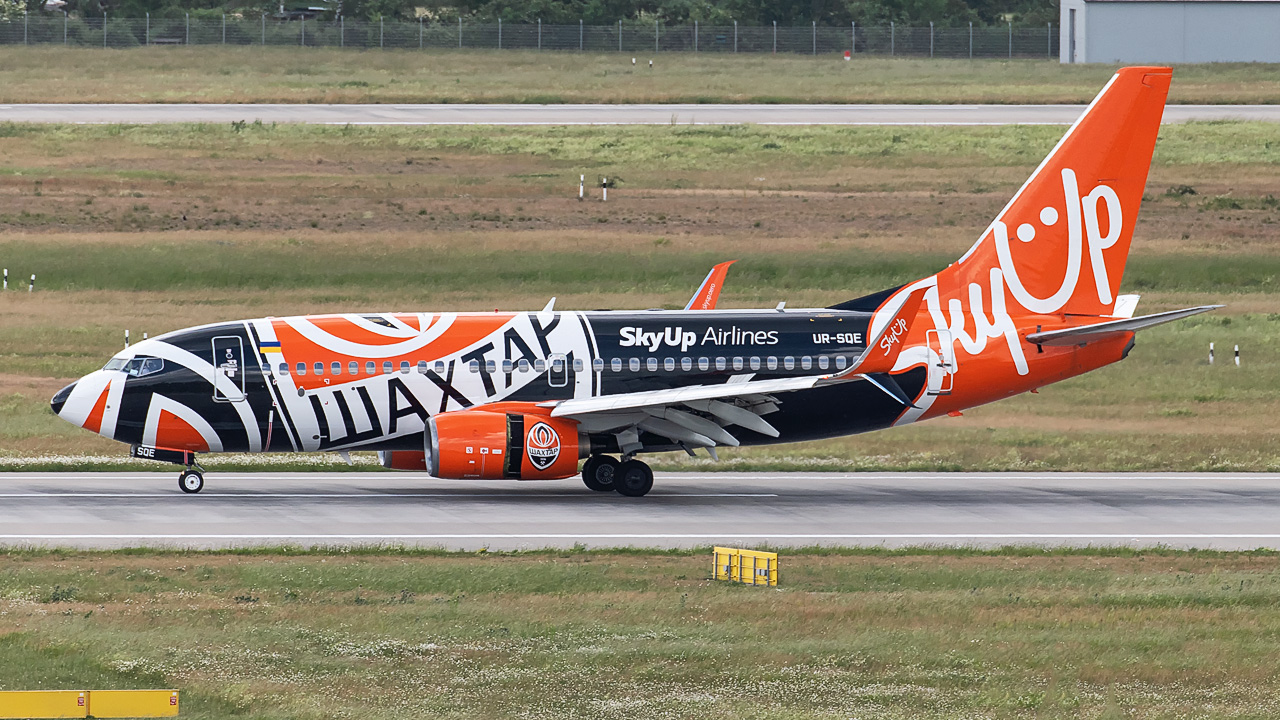 UR-SQE SkyUp Airlines Boeing 737-700