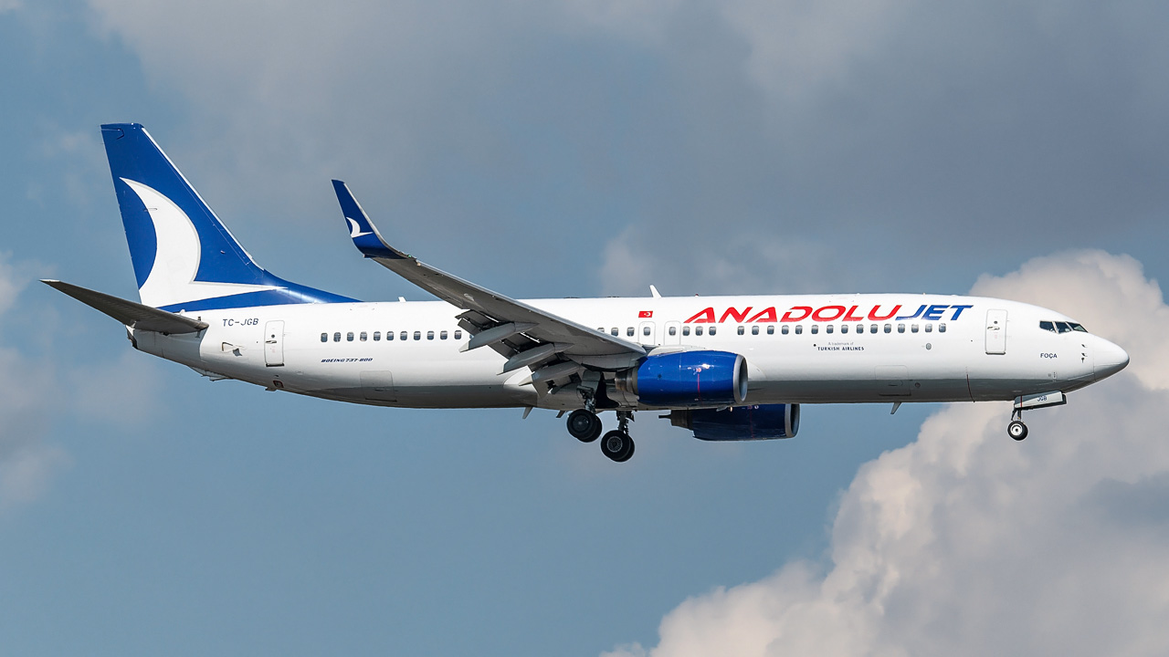 TC-JGB AnadoluJet Boeing 737-800