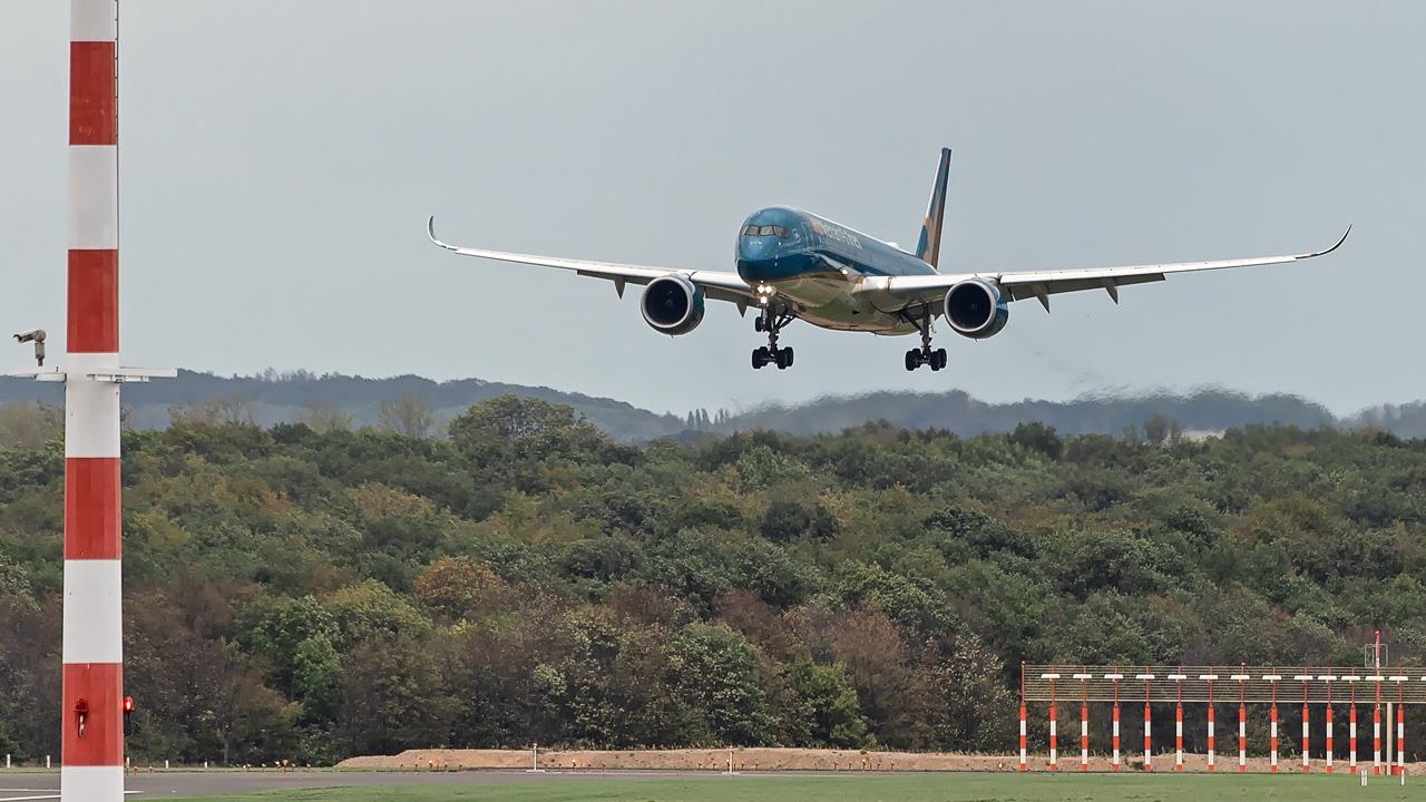 VN-A893 Vietnam Airlines Airbus A350-900