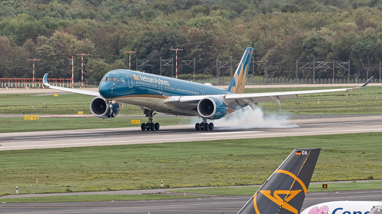VN-A893 Vietnam Airlines Airbus A350-900