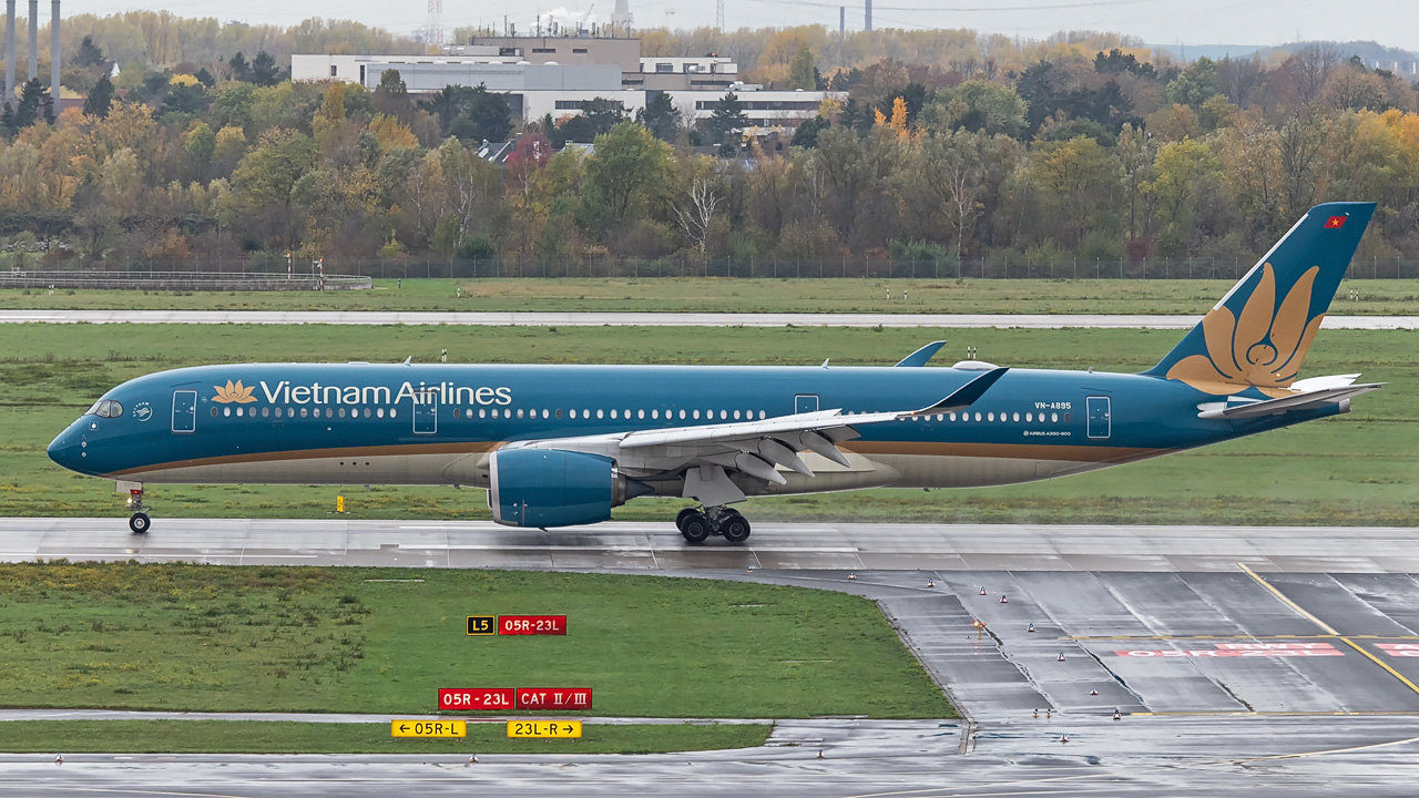 VN-A895 Vietnam Airlines Airbus A350-900