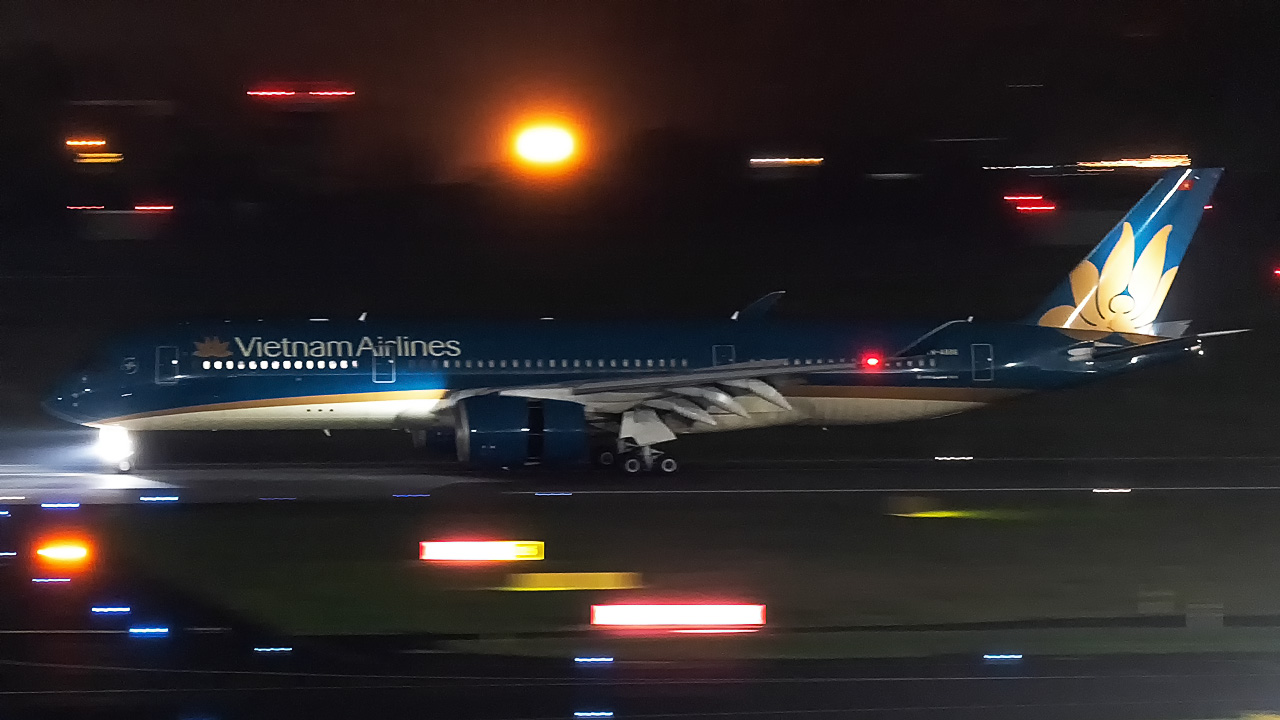 VN-A886 Vietnam Airlines Airbus A350-900