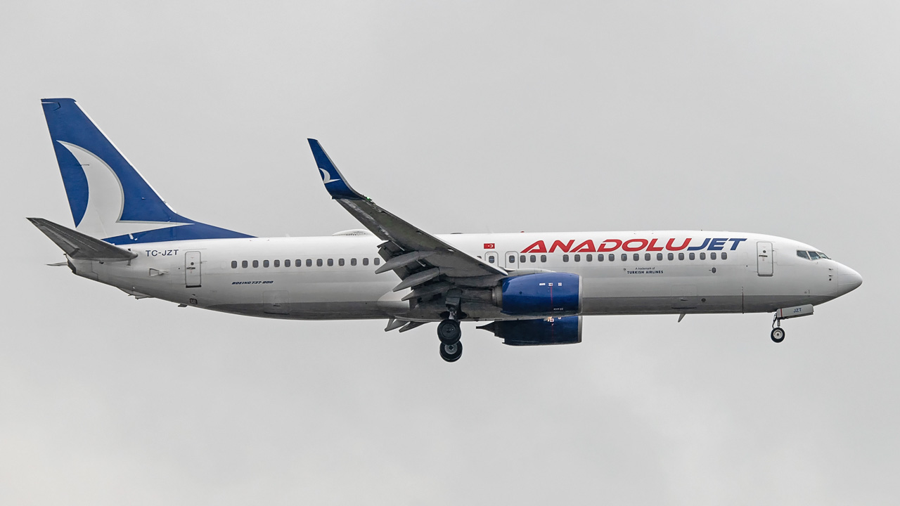 TC-JZT AnadoluJet Boeing 737-800