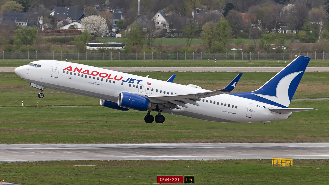 TC-JZR AnadoluJet Boeing 737-800