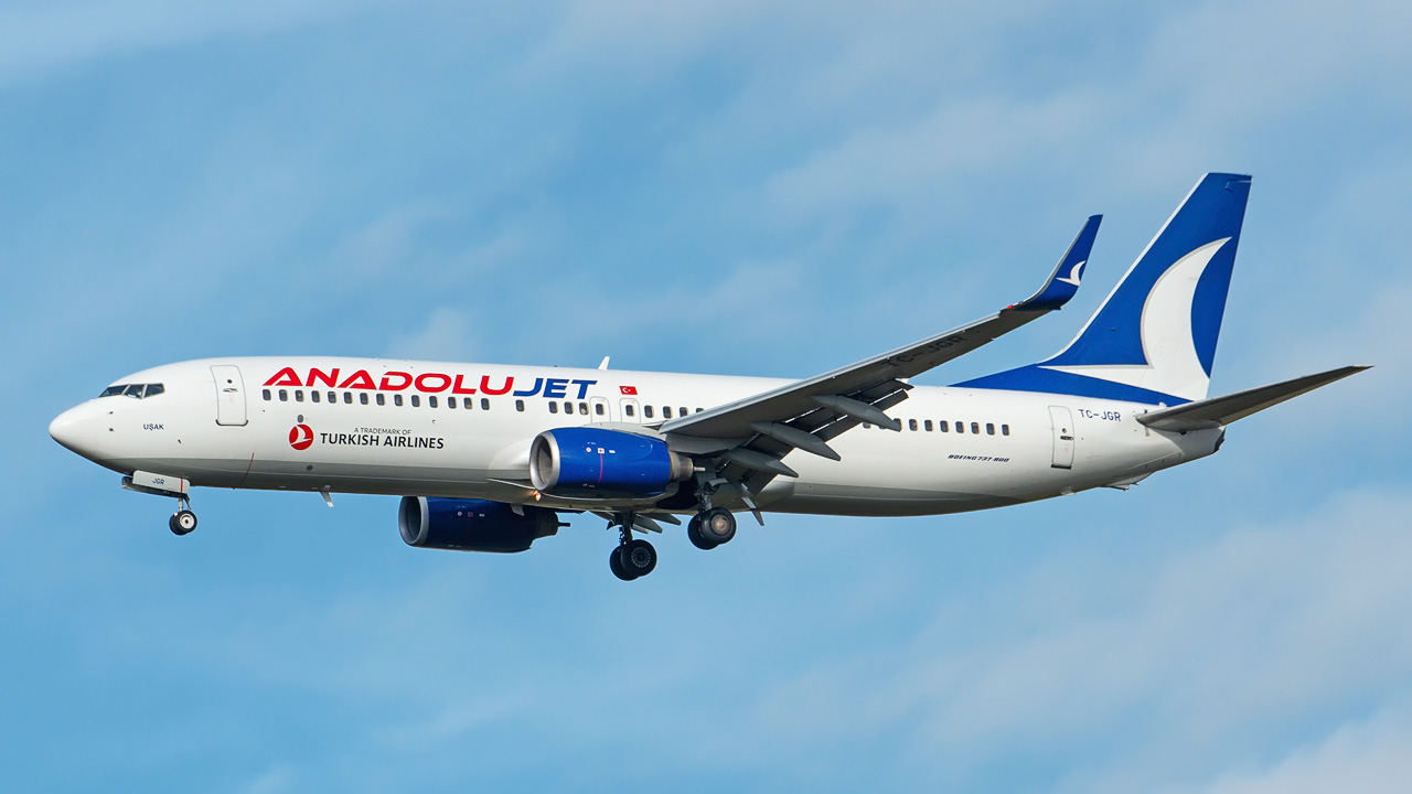 TC-JGR AnadoluJet Boeing 737-800