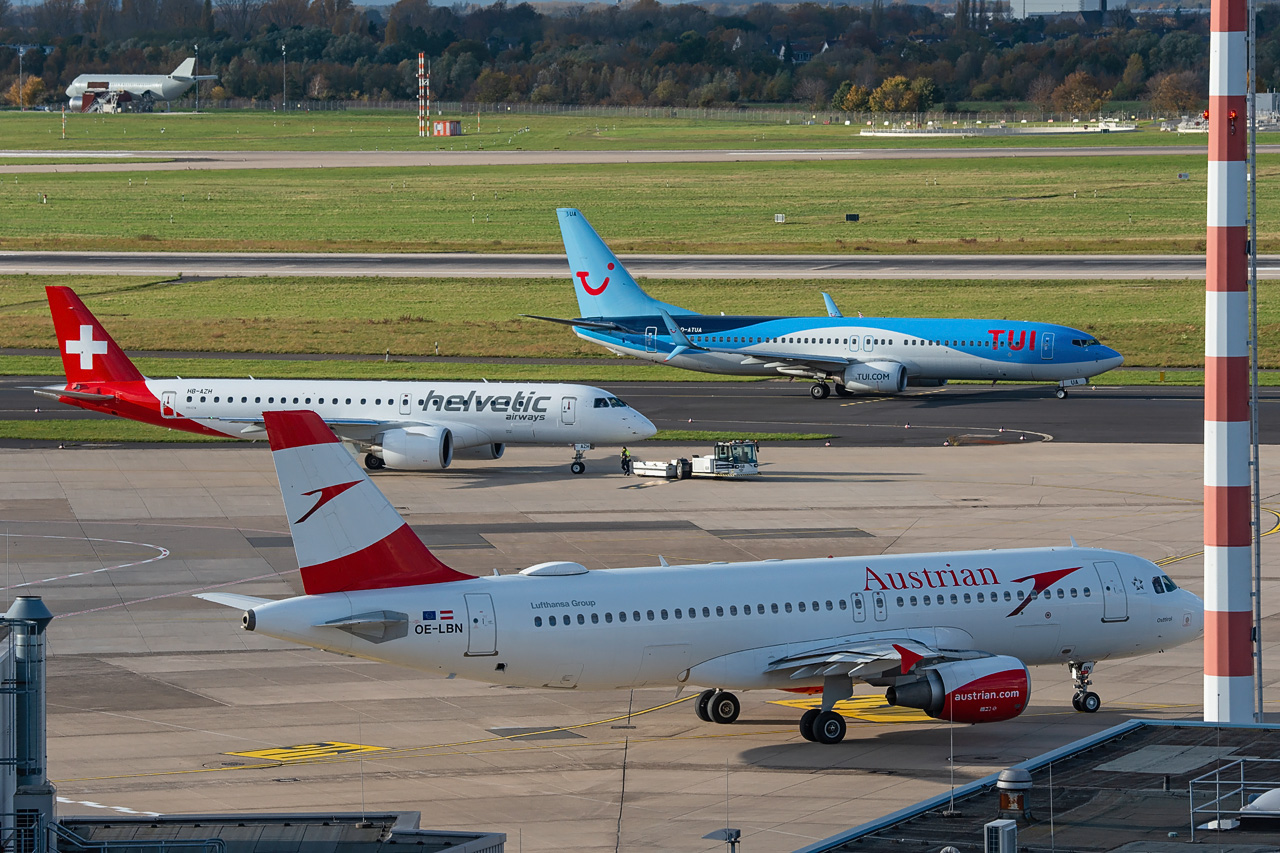 OE-LBN Austrian Airlines Airbus A320-200, HHB-AZH Helvetic Airways Embraer ERJ-190, D-ATUA TUIfly Boeing 737-800