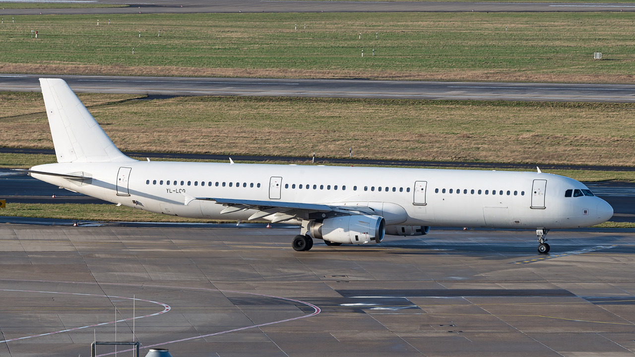 YL-LCQ SmartLynx Airbus A321-200