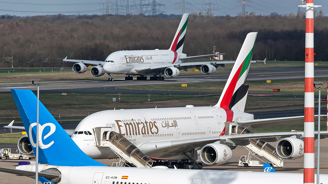 A6-EEV (vorne) und A6-EUI Emirates Airbus A380-800