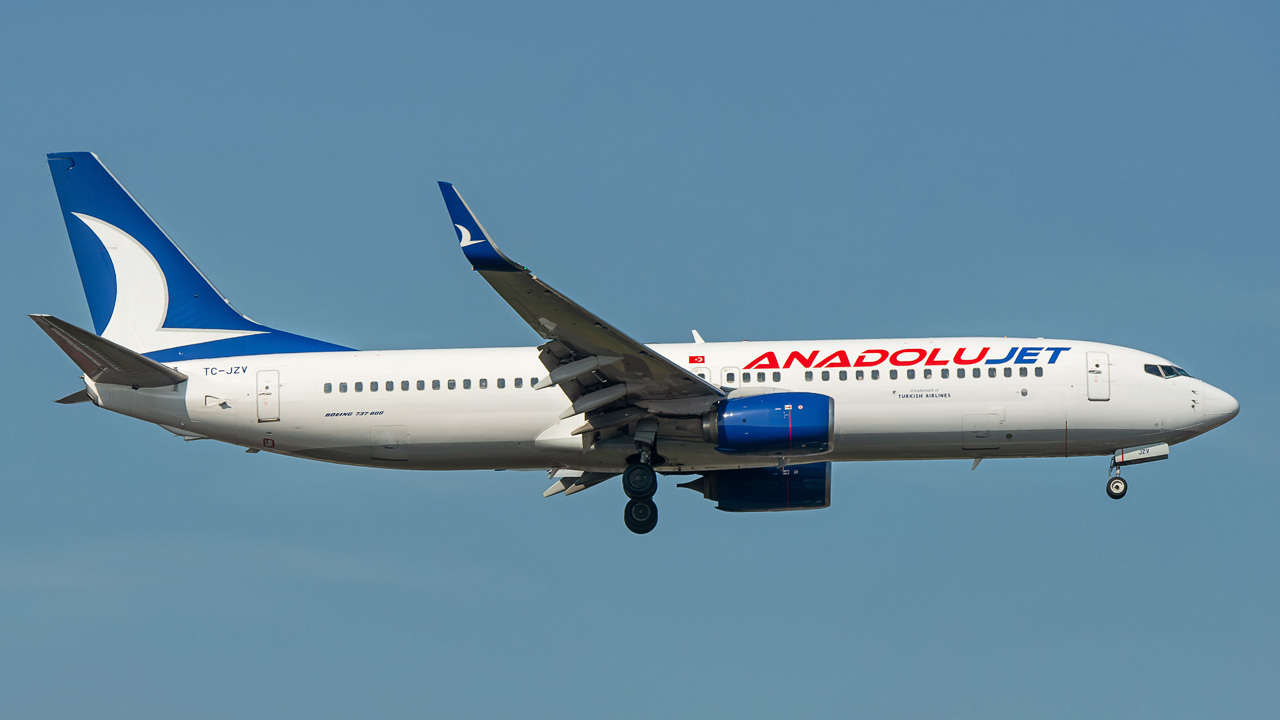 TC-JZV AnadoluJet Boeing 737-800