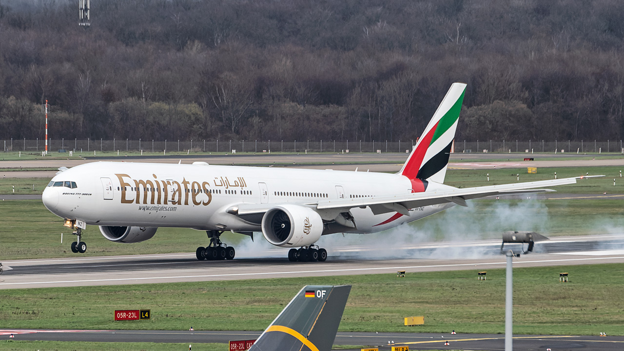 A6-ENZ Emirates Boeing 777-300(ER)