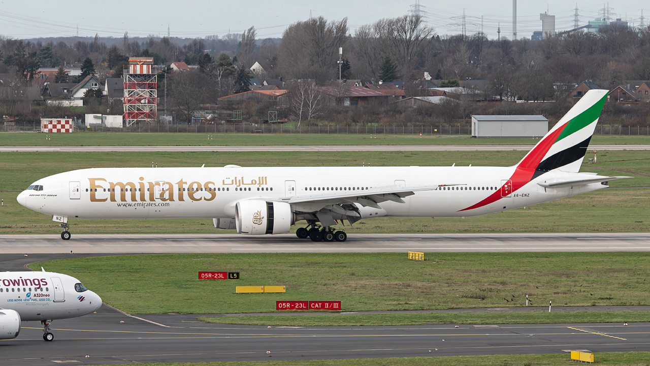 A6-ENZ Emirates Boeing 777-300(ER)