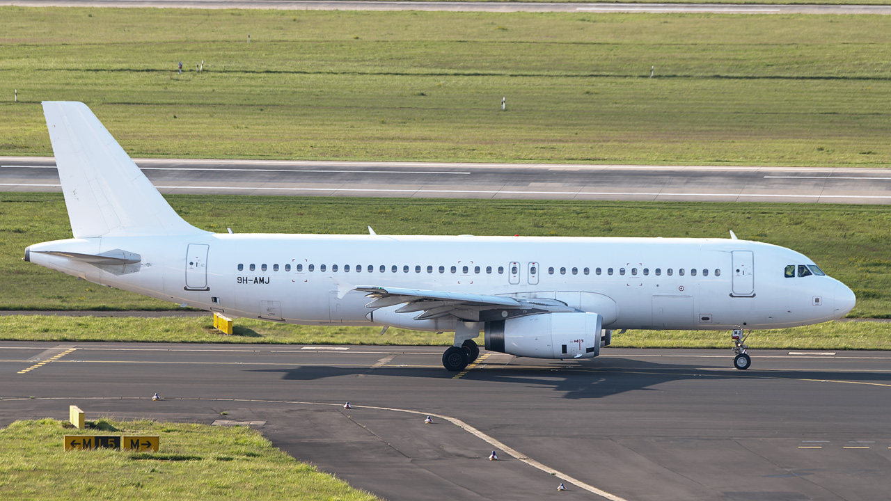9H-AMJ Avion Express Malta Airbus A320-200