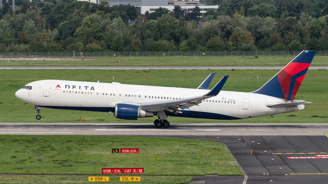 N1602 Delta Airlines Boeing 767-300(ER)
