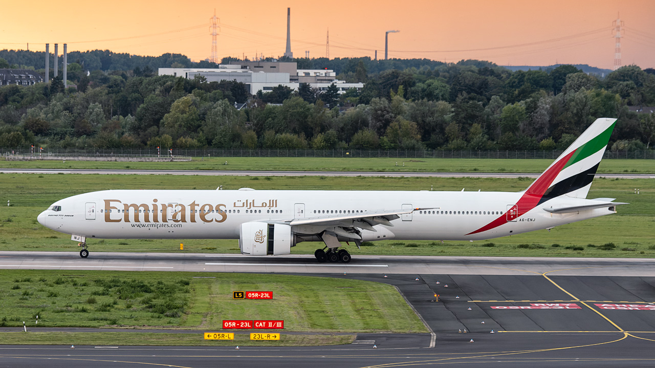 A6-ENJ Emirates Boeing 777-300(ER)