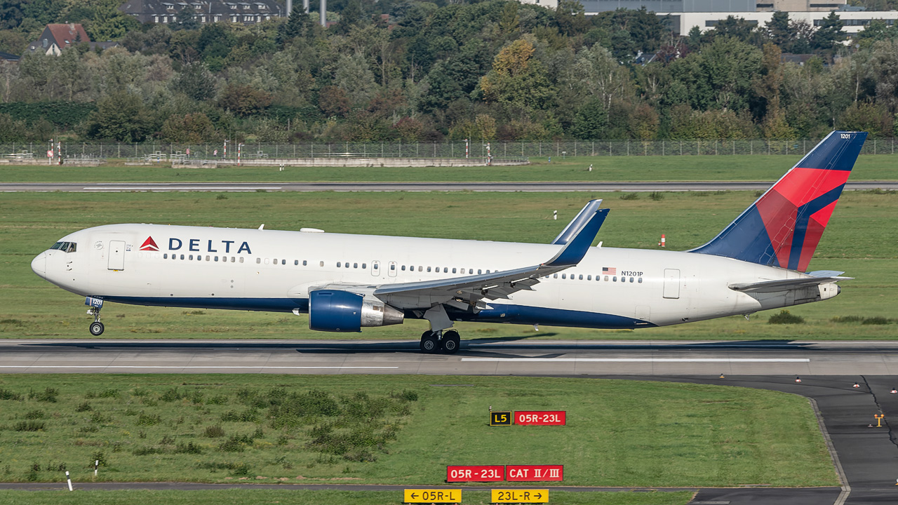 N1201P Delta Airlines Boeing 767-300(ER)