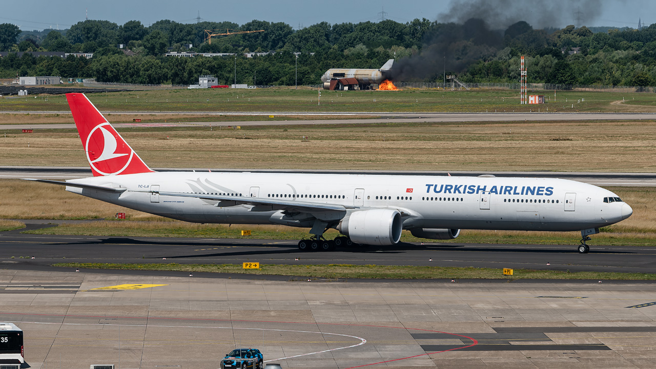 TC-LJI Turkish Airlines Boeing 777-300(ER)
