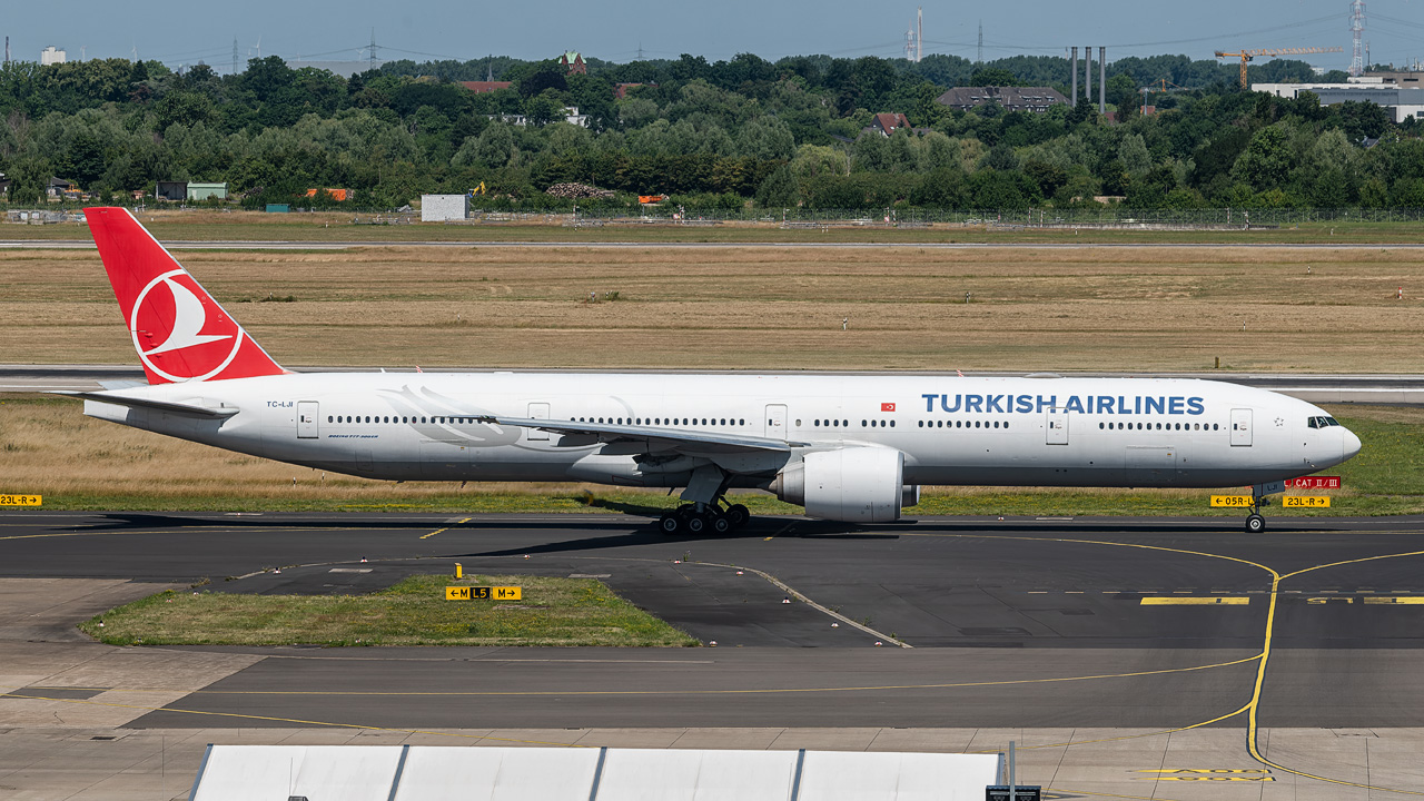 TC-LJI Turkish Airlines Boeing 777-300(ER)