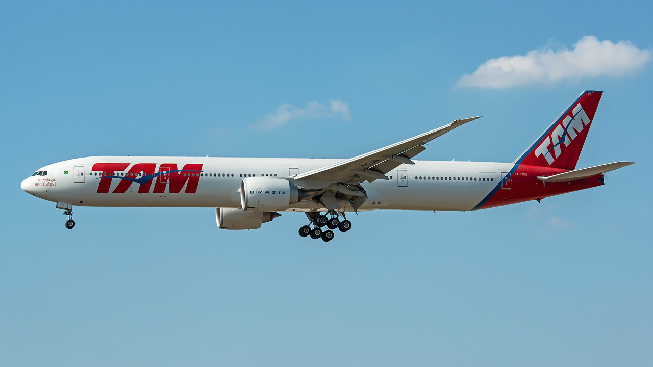 PT-MUG TAM Boeing 777-300(ER)