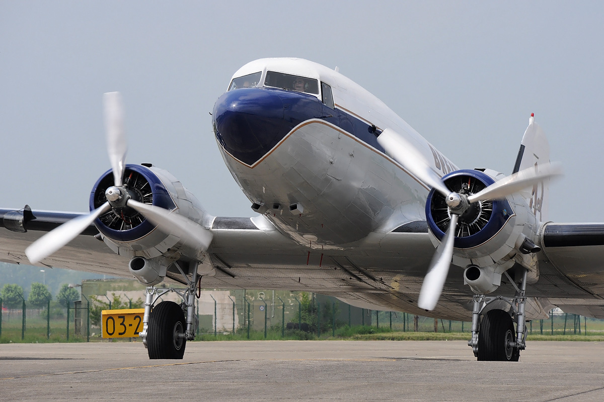 HB-IRJ Douglas DC-3 LHA 30.04.2011