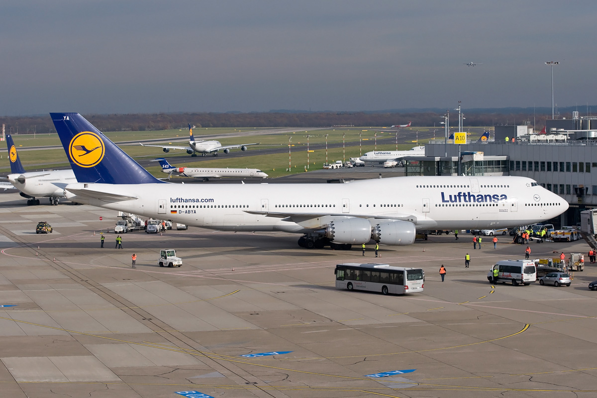 D-ABYA Lufthansa Boeing 747-8 - 21.11.2012 DUS