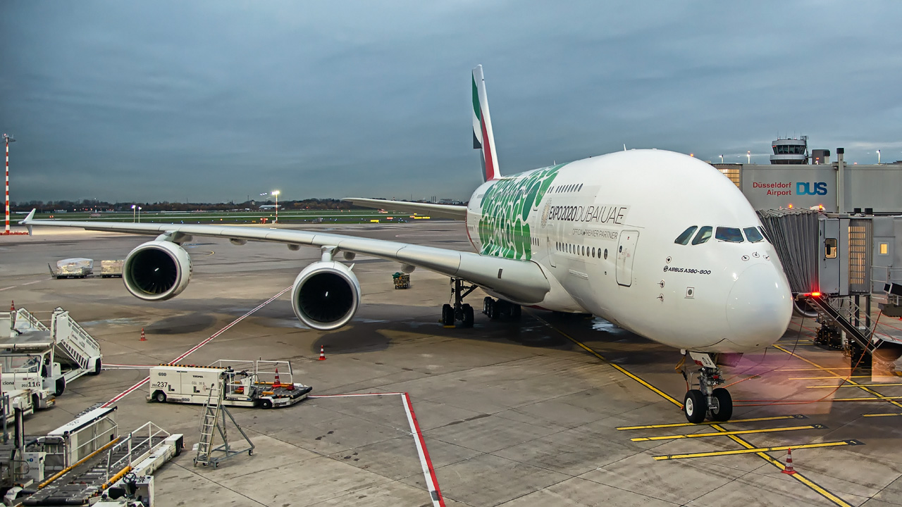 A6-EOJ Emirates Airbus A380-800