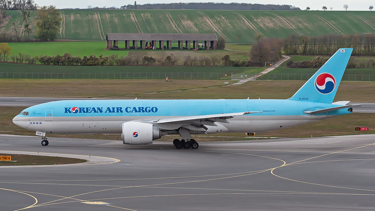 HL8226 Korean Air Cargo Boeing 777F