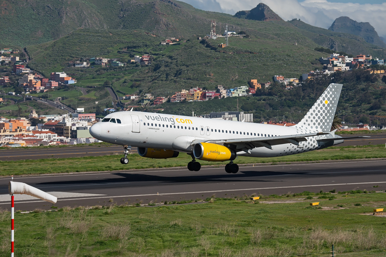 EC-LQZ Vueling Airbus A320-200