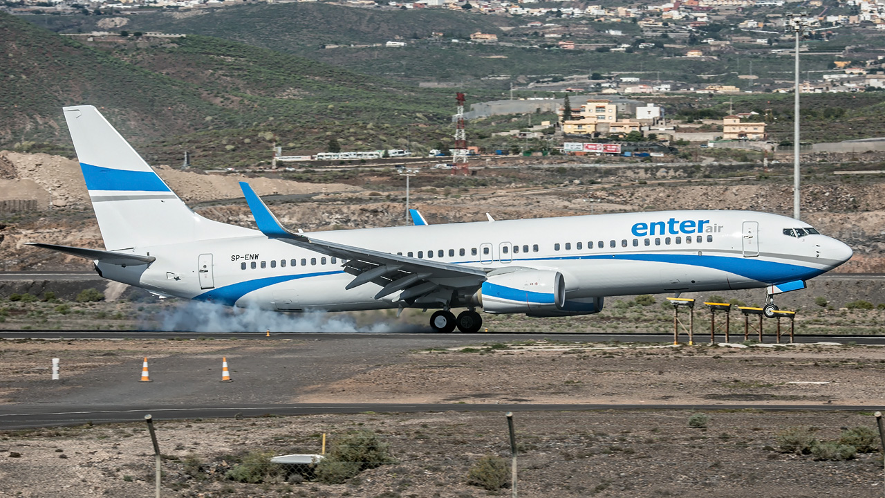 SP-ENW Enter Air Boeing 737-800