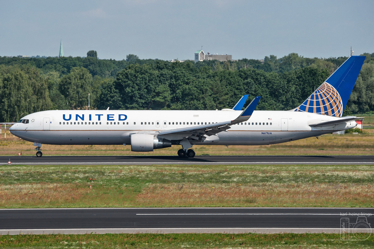 N671UA United Airlines Boeing 767-300(ER)